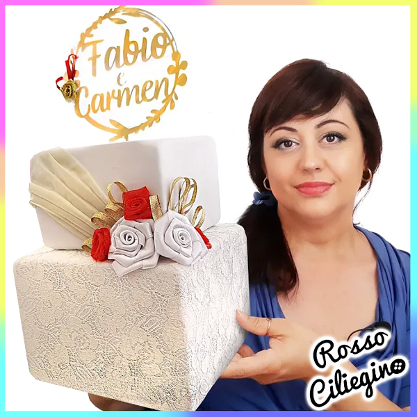 Torta scenografica quadrata con drappeggio, nastri e pizzo